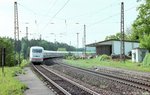 Ein ICE nach München legte sich am 25.5.05 vor dem ehemaligen Bahnhof Rosenbach in die Kurve.