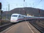 Am 02.11.06 fuhr dieser ICE 1 nach Mnchen HBF. Hier durchfhrt er gerade den Bahnhof von Geislingen. Im Hintergrund sieht man das Stellwerk von Geislingen(Gf).