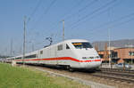 ICE 401 588-9 hat den Bahnhof Sissach verlassen und fährt Richtung Basel. Die Aufnahme stammt vom 16.03.2017.