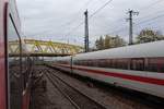 Paralleleinfahrt von RE12062 aus Heilbronn und ICE276 nach Berlin am 23.10.2017 in den Hauptbahnhof Mannheim.