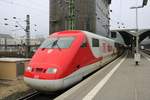 DB Fernverkehr ICE1 (401 512-9) mit Ferrero Duplo Werbung am 27.01.18 in Frankfurt am Main Hbf als ICE599 