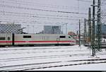 Blick auf den hinteren Triebkopf 401 065-8 (Tz 165) als verspäteter ICE 709 (Linie 18) von Hamburg-Altona nach München Hbf, der Halle(Saale)Hbf auf Gleis 8 erreicht.