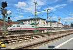 401 069-0 (Tz 169  Worms ) ist in Erfurt Hbf vorübergehend abgestellt.
Der Triebkopf konnte durch eine kleine Lücke im Mastenwald vom Bahnsteig 3/6 aufgenommen werden.
[3.6.2019 | 13:27 Uhr]