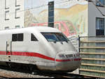 Zwei Zugfronten auf einen Blick:
401 569-9 (Tz 169  Worms ) ist in Erfurt Hbf neben dem IntercityHotel, dessen Hauswand zum Bahnhof hin ein Bild eines DB-Zuges in bergiger Landschaft zeigt, vorübergehend abgestellt.
Es könnte sich auf dem Bild um einen Alstom-Coradia-LINT-Triebwagen handeln. Fällt wohl unter die künstlerische Freiheit. ;)
[3.6.2019 | 13:56 Uhr]