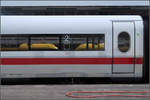 Ältlicher ICE trifft neuen Regionalzug -    Zwei Flirt 3-Höcker im Fensterband des in die Jahre gekommenen ICE 1-Zuges.