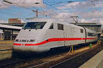 18. Mai 2001, im Münchener Hauptbahnhof steht ein ICE mit Triebkopf 401 019-5