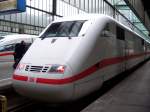 Ein ICE der 1.Generation steht in Stuttgart Hbf zur Abfahrt nach Berlin Ostbahnhof bereit.