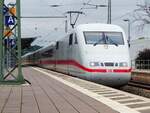 401 085 (FREILASSING) durchfährt den Bahnhof Northeim (Han.), 16.07.19  Wegen Bauarbeiten war die Schnellfahrstrecke gesperrt und die Züge fuhren über die alte Nord-Süd-Strecke.