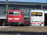 Links, ausfahrender RegionalExpress RE nach Ulm Hbf, gezogen von Br.111 205-1 und rechts, ICE-1 (Br.401 010) nach Hamburg-Altona.