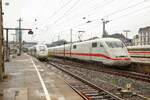 DB ICE4 9024 mit gr�nem Streifen & DB ICE 401 058-3 in Hamburg Altona, Juni 2019.