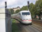  Mein  ICE 808 (401 008) verlsst Hamburg-Dammtor am 01.10.2007 mit +50 min in Richtung Kiel. Dank dieser Versptung haben wir der IC 2074 den wir eigentlich als Anschluszug in Hamburg Hbf bekommen htten verpasst und mussten deshalb dann in Dammtor auf den RE nach Kiel warten den wir bis Elmshorn gefahren sind und von dort aus weiter mit der NOB nach Husum. Die Versptung entstand brigens als eine alte Frauu im Zug umgekippt ist und wir eine 45 mintige Zwangspause im niederschischen Bohmte eingelet haben.