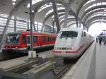 Ein 401 als ICE 927 nach Nrnberg und ein 628 als RB nach Preetz stehen am 04.10.2007 nebeneinander im Kieler Hbf.