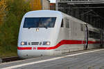 D-DB 401 511-1/ D-DB 401 011-2 (TZ 111) ( Nürnberg ) fuhr am 18.10.2025 als ICE 681 nach München Hbf (MH). Hier am Lübecker Hbf (AL). Aufgrund eines Fahrzeugausfalls wurde diese Leistung mit einem ICE 1 anstelle eines ICE 2 gefahren.