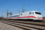 ICE 1 mit der Nummer 401 566-5  Gelnhausen  am 8. April 2026 bei Röhrmoos. 