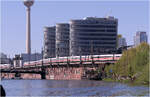 Schiffsrundfahrt durch Berlin - 

Der ICE 1 schl�ngelt sich auf der Stadtbahn �ber der Spree zwischen den Bahnh�fen Ostbahnhof und Alexanderplatz entlang. Dar�ber die drei Trias-Hochh�user.

01.05.2026 (M)