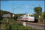 401 555-8 schiebt am Nachmittag des 29.10.07 ihre ICE-Wagengarnituren in Richtung Geislinger Steige/Stuttgart, hier am Streckenkilometer 70,2 der Filsbahn, bei Urspring, aufgenommen.
