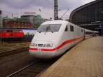 Ein ICE 1 nach Mnchen Hbf in Hamburg Hbf.