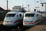 DB 401 564 und 401 559 warten am 19.4.2008 in Hamburg-Altona auf ihre Abfahrt.