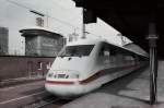 Frankfurt/Main 1988.
Der ICE steht abfahrbereit zur Weiterfahrt nach Mnchen. 