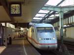 ICE am Duisburger Bahnhof wartet auf abfahrt