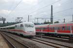 Zugdurchfahrt! Mit 90 km/h rast ein ICE 1 am 28.6.2009 durch Plochingen.