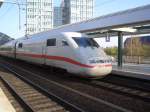 Der Triebwagen 401 514-5 wartet in Berlin Ostbahnhof auf seine weiterfahrt.