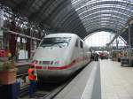 Dieser ICE1 soll schon in einen Minute Abfahren und man fngt jetzt erst an die scheiben zuputzen.