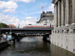 ICE1 Triebkopf beim Durchqueren der Berliner Museumsinsel nach Verlassen des Bahnhofs Friedrichsstrae am 6.08.2011