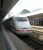 Diese XXL-Weiswurst mit Buckel (auch ICE 1 genannt) war mal am 03.06.2010 als ICE 277 von Berlin Ostbf ins schweizerische Interlaken zum Ostbf unterwegs. Er fhrt nun den Hbf Mannheim ein um mich nach Karlsruhe Hbf (seinem nchsten Halt) zu bringen. Sorry fr die nicht so gute Belichtung.