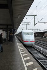 Hier durchfhrt ein ICE1 auf seinem Weg in Richtung Norden am 7.2.2013 den Bahnhof Fulda