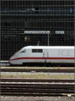 ICE 1 vor Stellwerk -     Stuttgart Hauptbahnhof, 21.07.2013 (M)