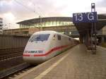 Sowas sieht man auch nicht oft. Am Bahnhof Hannover Messe / Laatzen findet anlsslich der DOMOTEX standesgemer Zugverkehr statt.
So hlt auch dieser ICE1 nach ca. 6 Minuten Fahrt vom Hbf wieder an der Messe.
Teurer Spa...
Wenn das ein Nahverkehrszug wre msste der Bahnhof wohl stillgelegt werden. Naja, still ist es hier ja schon an ber 300 Tagen im Jahr ;-)