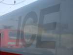 Das ICE Logo von Triebkopf 401 090. Im Lack spiegelt sich 143 123 mit einer RB nach Eggmhl am 17.02.2007 in Regensburg Hbf.