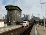 Frankfurt am Main Hbf mit Stellwerk (nicht mehr im Betrieb) und der Skyline von Frankfurt am 05.12.15 und mit ICE 1 (401 062-3)