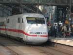 Der ICE der Baureihe 401-017-2 fhrt gerade im Berliner Hauptbahnhof ein, am 5.4.2007.