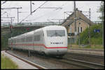 Ein ICE 2 fährt hier am 13.8.2005 mit Steuerwagen voraus um 10.14 Uhr durch den Bahnhof Linsburg in Richtung Bremen.