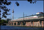 ICE 402018 passiert hier am 23.9.2006 auf der Fahrt zwischen Hauptbahnhof und Ostbahnhof Berlin den S Bahn Bahnhof Jannowitzbrücke.