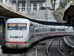 Ein ICE 2 (402 026) war im Februar 2021 beim Halt am Hauptbahnhof Wuppertal zu sehen.