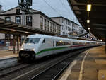 Ein ICE 2 (402 030-1) war im Februar 2021 bei der Ankunft am Hauptbahnhof Wuppertal zu sehen.