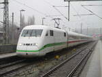 402 003,am 01.Januar 2022,als ICE Binz-Berlin Südkreuz,beim Halt in Bergen/Rügen.
