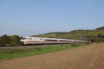 402 028  Altenburg  und 402 033  Ulm  waren am 12. Oktober 2022 bei Himmelstadt in Richtung Würzburg unterwegs.