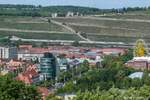 Ein ICE-2-Pärchen verließ am 9.7.11 den Steinbergtunnel und rollte auf den Würzburger Hbf (rechts vom Bildrand) zu. Das Riesenrad grüßte vom Kiliani-Volksfest, dem größten Volksfest Mainfrankens.