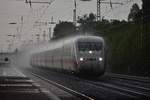 Bei einem starken Regenschauer kam ein sehr schutziger 402er durch Angermund gen Düsseldorf gefahren.

Angermund 15.06.2017