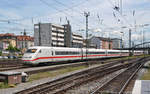 Eine Doppeleinheit ICE 2 erreicht am 12.06.17 auf dem Weg von München nach Bremen bzw. Hamburg-Altona den Hbf Würzburg. 