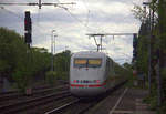 Ein Nachschuss auf einem ICE von Duisburg nach Krefeld-Oppum zum Bahnwerk und fuhr durch Duisburg-Rheinhausen-Ost in Richtung Duisburg-Rheinhausen,Rheinhausen,Krefeld-Hohenbudberg-Chempark,Krefeld-Uerdingen,Krefeld-Linn,Krefeld-Oppum. 
Aufgenommen vom Bahnsteig in Duisburg-Rheinhausen-Ost. 
Bei Sonne und Regenwolken am Nachmittag vom 30.4.2018.