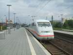 ICE 2  Saarbrcken  mit Triebkopf 402 038-3 von Berlin Ostbahnhof  nach Kln/Bonn Flughafen fhrt aus dem Bochumer Hbf.