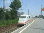 ICE 2  Magdeburg  mit TK 402 006-1 nach Kln/Bonn Airport fhrt  aus dem Bochumer Hbf.