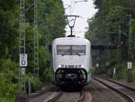Ein ICE 402 021-0 fährt von Essen kommend weiter in Richtung Bochum.