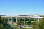 ICE 2 passiert die Aurachtalbrücke bei Emskirchen bei herrlichem Spätsommerwetter am 20.09.2020.