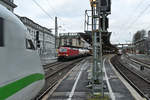 Die Elektrolokomotive 193 328 zieht einen Güterzug durch den Hauptbahnhof in Wuppertal, ICE2 402 005 schiebt sich leider wenige Sekunden zu früh ins Bild.